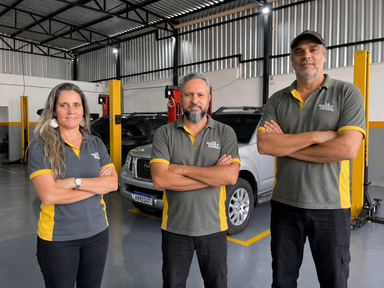 Equipe da Goes Monkey no box, com veículos no elevador, em Piracicaba
