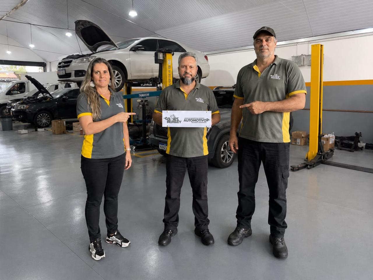 Equipe da Goes Monkey segurando a placa do Centro de Diagnóstico e Reparo Automotivo
